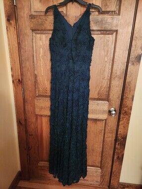 Elegant Forest Green Lace V-Neck Evening Dress